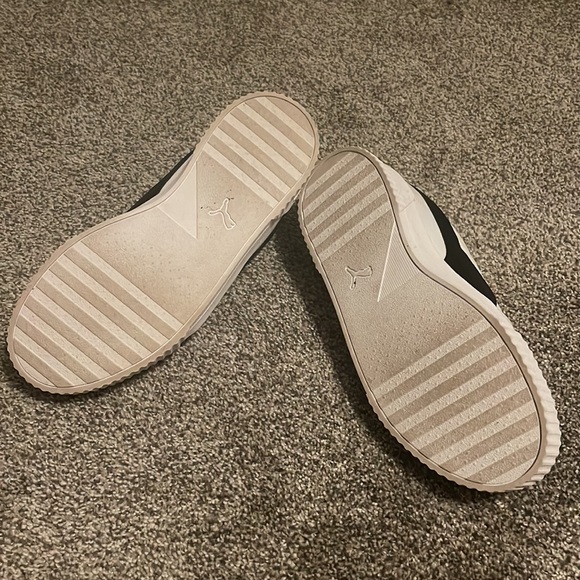 Lightly worn, Puma tennis shoes - Picture 2 of 4